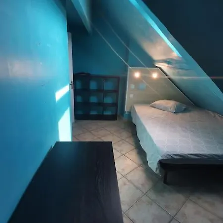 Cozy Avec Mezzanine Apartment